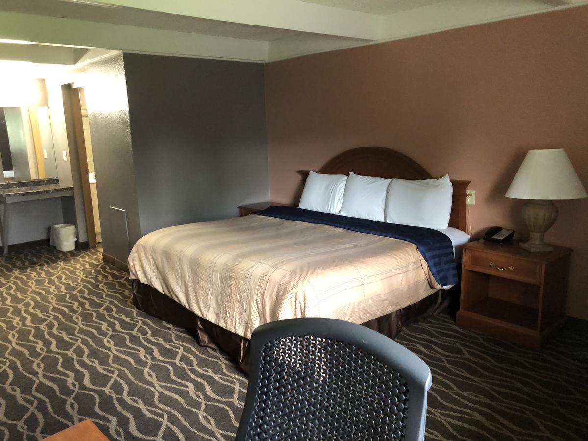 Economy Inn North Randall Eksteriør bilde